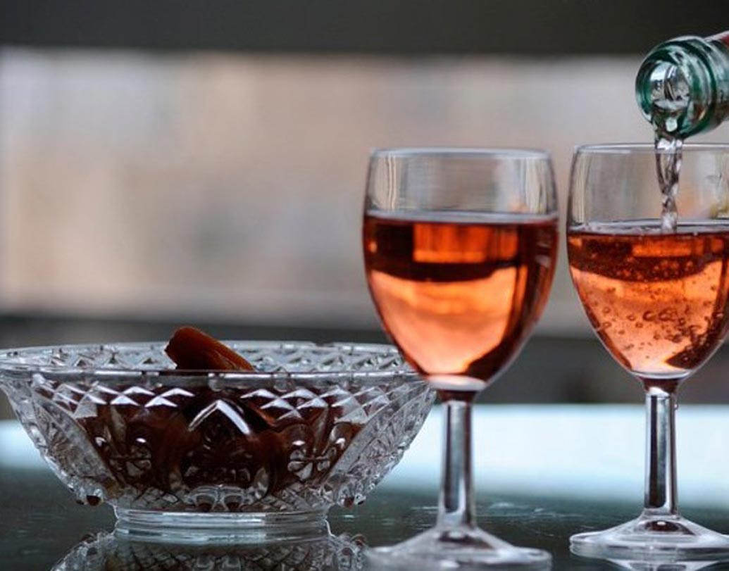 রাশিয়ান ফেডারেশন:
মদ্যপানে চতুর্থ স্থানে রয়েছে এই দেশ। এখানে বছরে নাগরিকরা গড়ে ১৫.১ লিটার মদ পান করেন। মদ্যপানের জন্য এ দেশে মৃত্যুর হার ৩০.৫ শতাংশ।