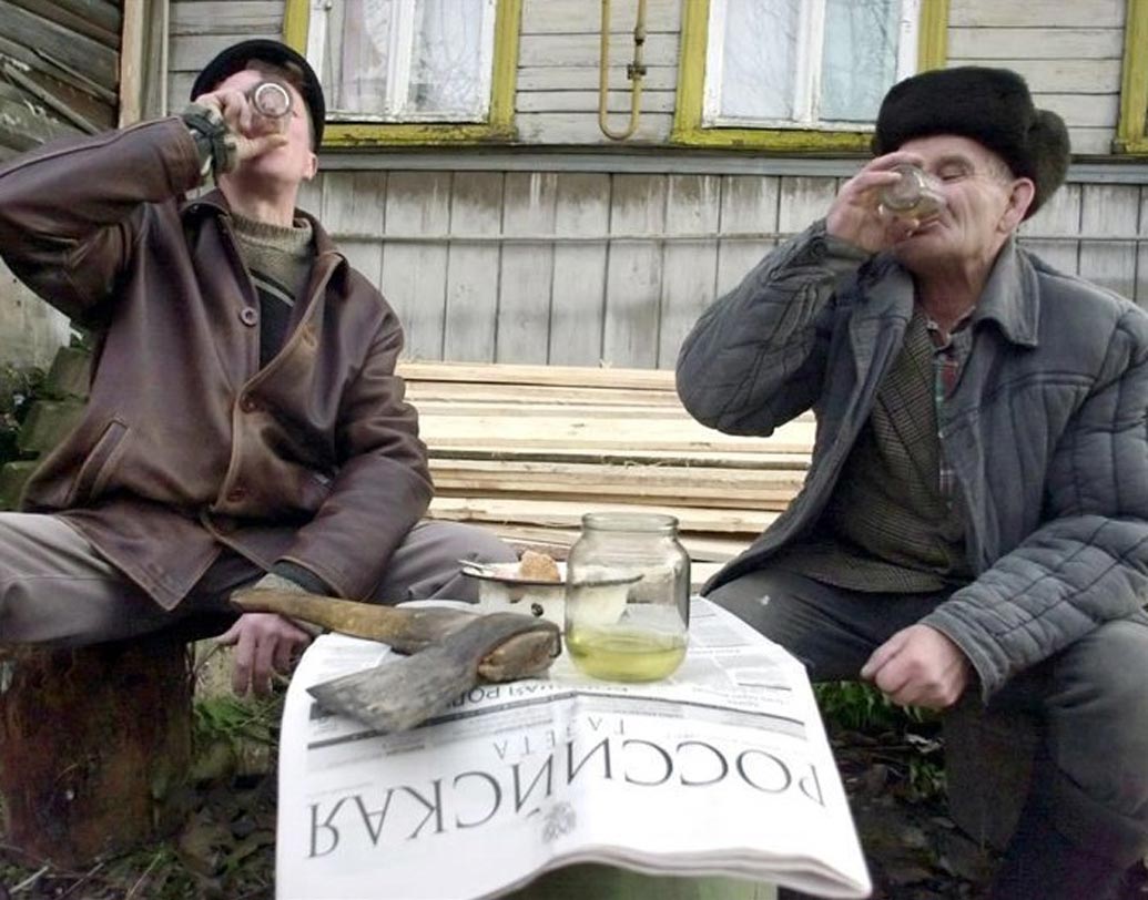 ইউক্রেন:
মদ্যপানে ষষ্ঠ স্থানে রয়েছে দেশ। এ দেশে মাথাপিছু অ্যালকোহল গ্রহণের পরিমাণ ১৩.৯ লিটার।