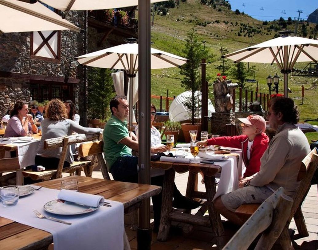 অ্যান্ডোরা:
তালিকার সপ্তম স্থানে রয়েছে অ্যান্ডোরা। এখানে নাগরিকরা গড়ে ১৩.৮ লিটার মদ পান করেন। এখানকার ৪৫ শতাংশ মানুষই ওয়াইন পান করেন। ৩৫ শতাংশ মানুষের পছন্দ বিয়ার।