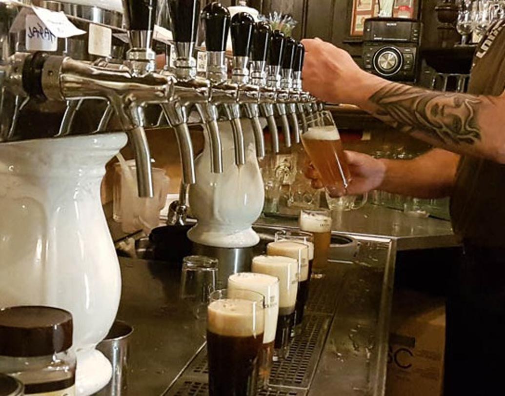 চেক রিপাবলিক:
সবচেয়ে বেশি মদ্যপান করা দেশগুলির মধ্যে নবম স্থানে রয়েছে চেক রিপাবলিক। এখানে সবচেয়ে জনপ্রিয় মদ বেশেরোভকা। এই দেশের নাগরিকরা গড়ে ১৩.১ লিটার মদ পান করেন প্রতি বছর। ৫৪ শতাংশ মানুষ বিয়ার পছন্দ করেন এখানে। ২০ শতাংশ মানুষ ওয়াইন পান করেন।