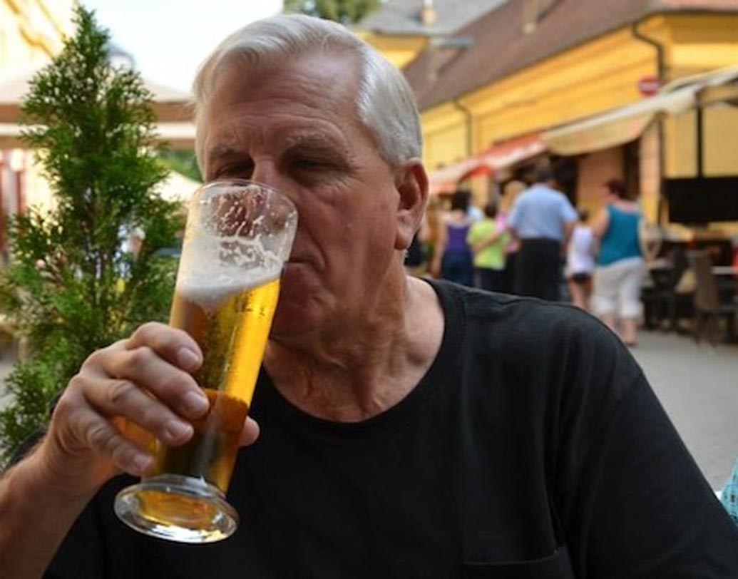 স্লোভাকিয়া:
এই দেশের নাগরিকরা গড়ে ১৩.০ লিটার মদ পান করেন প্রতি বছর। মদ্যপানে দশম স্থানে রয়েছে স্লোভাকিয়া।