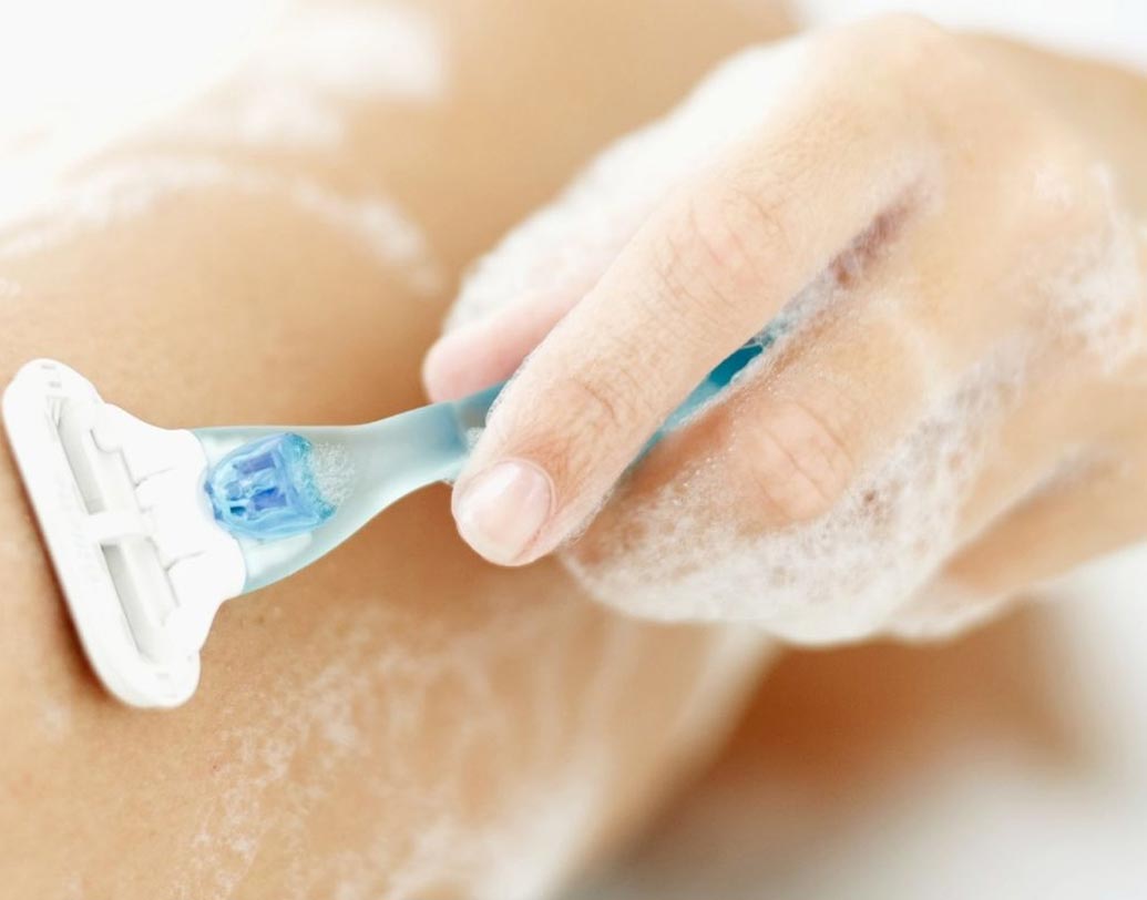 শেভিং: বাড়িতে সবচেয়ে সহজে হেয়ার রিমুভ্যালের প্রক্রিয়া শেভিং। এতে ত্বকের উপরিভাগ ইলেকট্রিক বা ডিজপোজেবল রেজরের সাহায্যে রোম ছেঁটে ফেলা হয়। রোমকূপ থেকে যেহেতু উত্পাটিত হয় না, তাই ১-৩ দিনের মধ্যেই আবার গজিয়ে যায়।