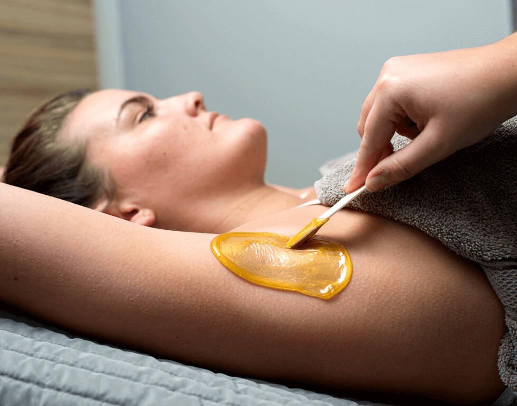 ওয়াক্সিং: পেশাদার ভাবে সারা শরীরের হেয়ার রিমুভ্যালের জন্য সবচেয়ে জনপ্রিয় পদ্ধতি ওয়াক্সিং। সাময়িক যন্ত্রণা হলেও ওয়াক্সিংয়ের পর ত্বকে মসৃণ ভাব আসে। রোমকূপ খোঁচা খোঁচা খসখসে হয়ে যাওয়ার সম্ভাবনাও থাকে না।