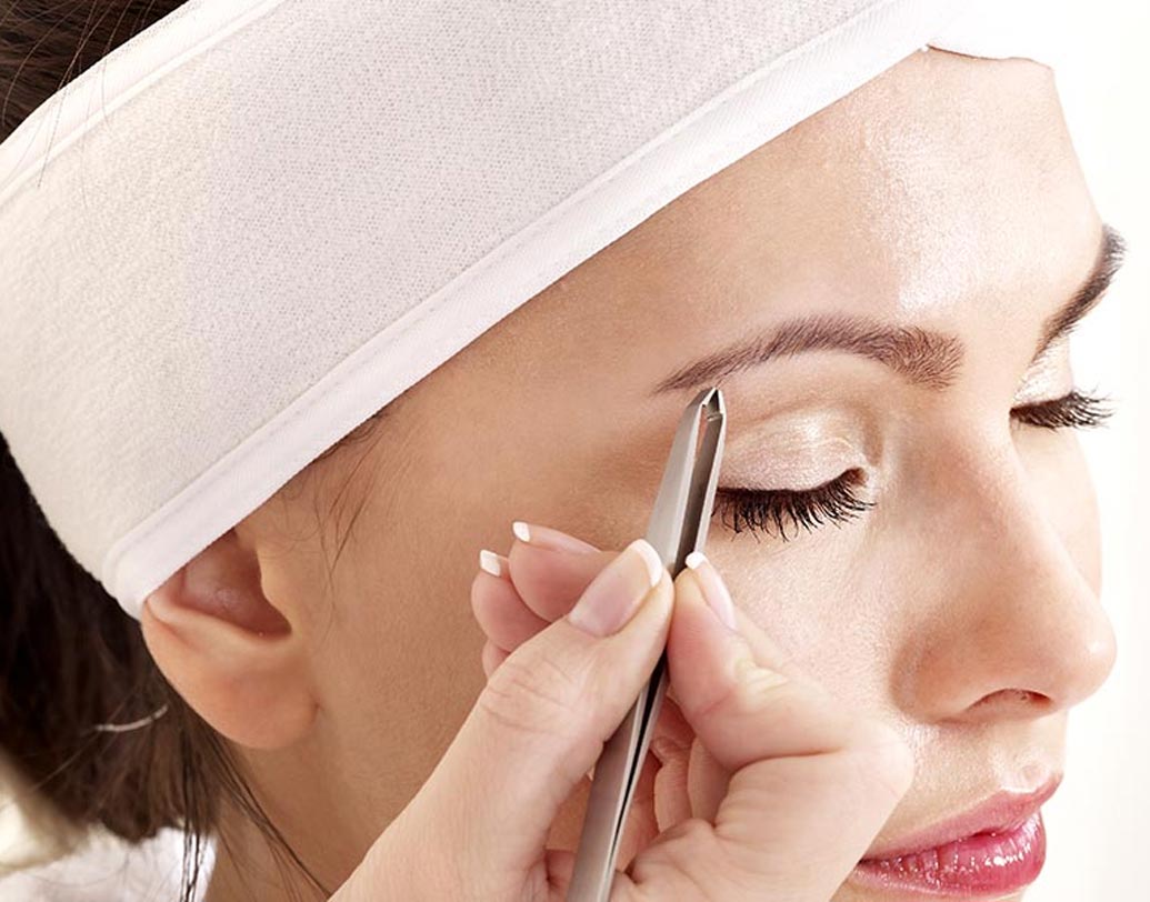 টুইজিং: অবাধ্য আইব্রাও লাইন থেকে রেহাই পেতে অনেকেই বাড়িতে টুইজারের সাহায্য নেন। এই প্রক্রিয়ায় একবারে একটিই রোম তোলা যায়, বেশ কষ্টকরও।