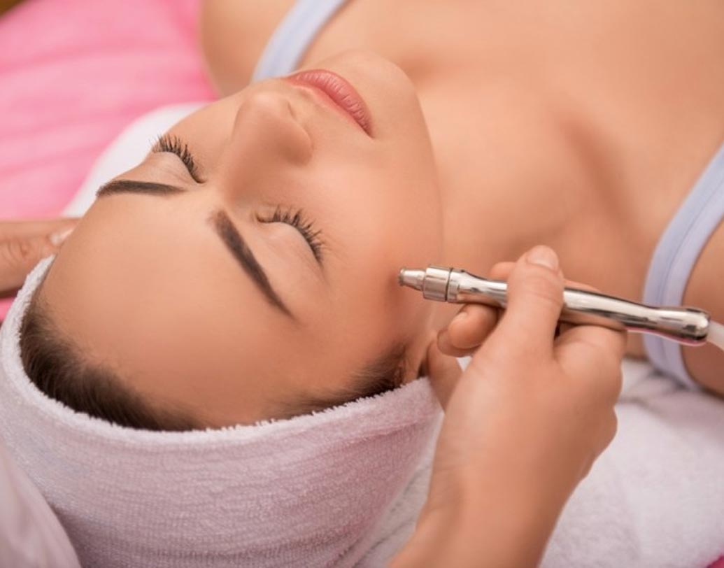 ইলেকট্রোলিসিস: এ ক্ষেত্রে নিডলের সাহায্যে হেয়ার ফলিকলের মধ্যে দিয়ে ইলেকট্রিক কারেন্ট পাস করানো হয়। কয়েকটি সেশনের পর হেয়ার রিমুভাল চিরস্থায়ী হয়। লেজার ট্রিটমেন্টের তুলনায় কম খরচ সাপেক্ষ হলেও এই পদ্ধতিতে একটা করে হেয়ার রিমুভ করা হয়। তাই সময় লাগে। সূঁচ ফোটানোর যন্ত্রণাও হয়।