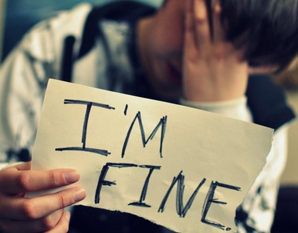 সব সময় কি সকলের সামনে বলে চলেছেন, ‘আমি ঠিক আছি’? ভিতর থেকে কী অনুভব করেন?