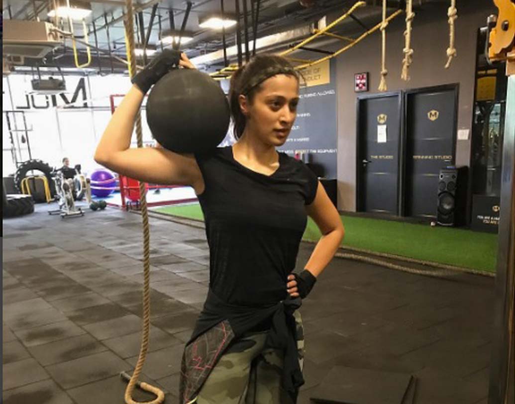 ফিটনেসের দিক থেকেও যথেষ্ট সচেতন নায়িকা। প্রতিদিনই বেশ কয়েক ঘণ্টা জিমে কাটান নায়িকা।