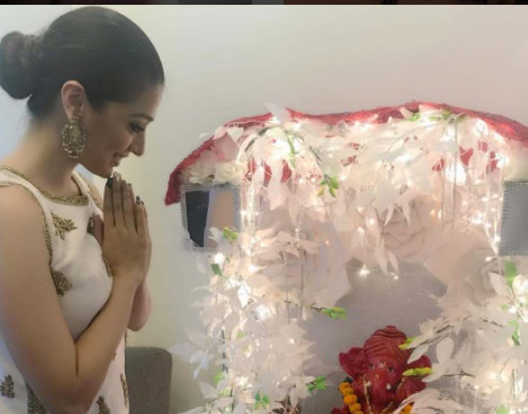 সম্প্রতি বাড়িতে গণেশ পুজোর ছবিও শেয়ার করেছেন।