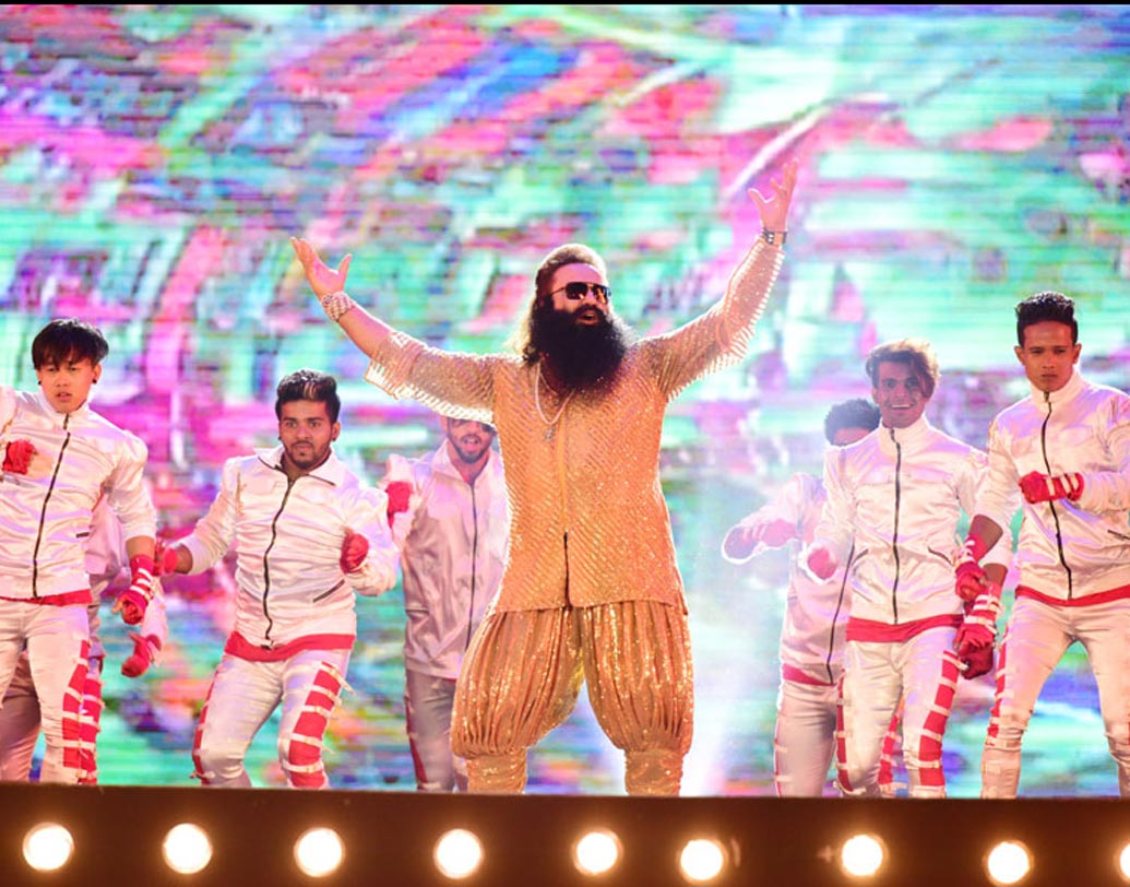 ঝলমলে ছবির প্রমোশনেও এক নম্বর বাবা রাম রহিম। ছ’মিনিট ধরে প্রায় দেড় লক্ষ প্রদীপ জ্বেলে লায়ন হার্ট ছবির প্রমোশন শুরু হয়েছিল। জানা গিয়েছে ছবির একটি গান শুনতে না কি জড়ো হয়েছিলেন প্রায় ৪০ লক্ষ ভক্ত।