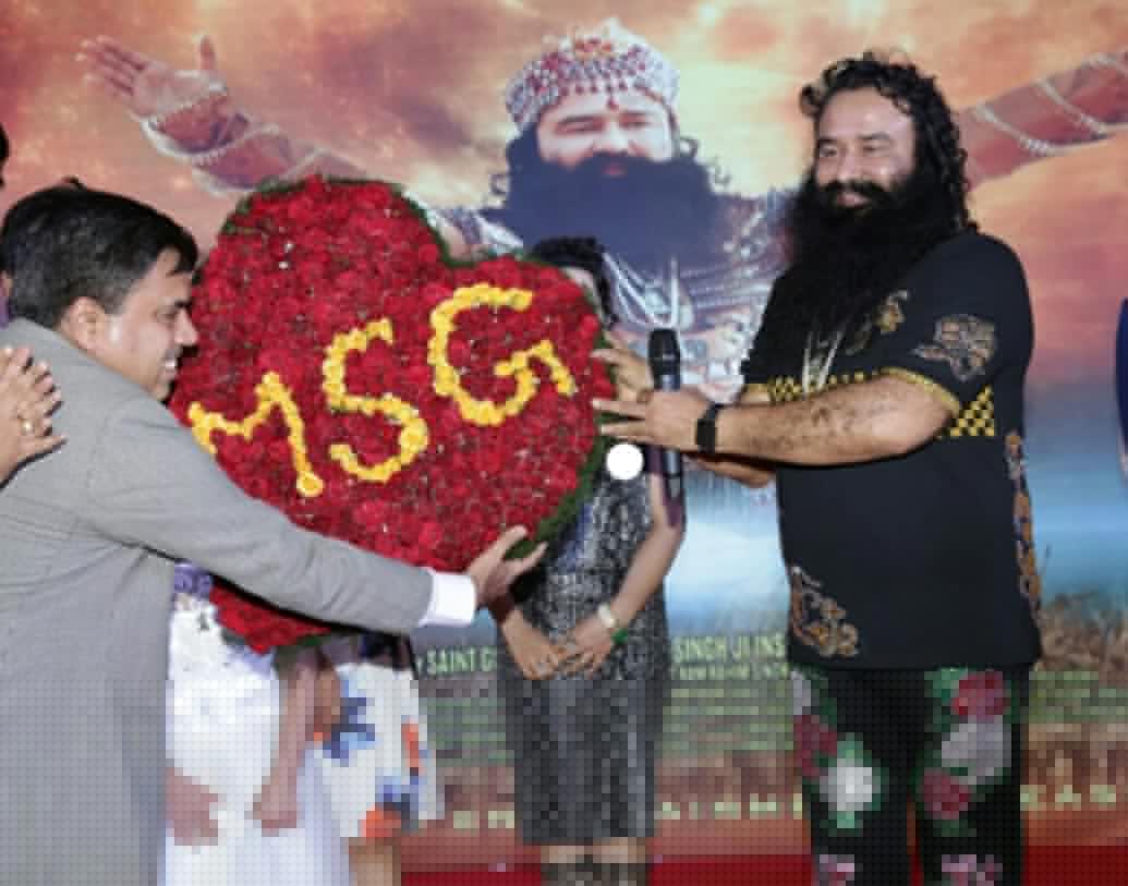 প্রতিটি ছবির পোশাক ডিজাইনও করছেন স্বয়ং রাম রহিম। ছবিতে নিজের চরিত্রের জন্য ৫৬ রকম শৌখিন পোশাক ডিজাইন করেন তিনি। এমনকী ছবিতে গানের লেখক, সুরকার এবং গীতিকারও তিনিই।