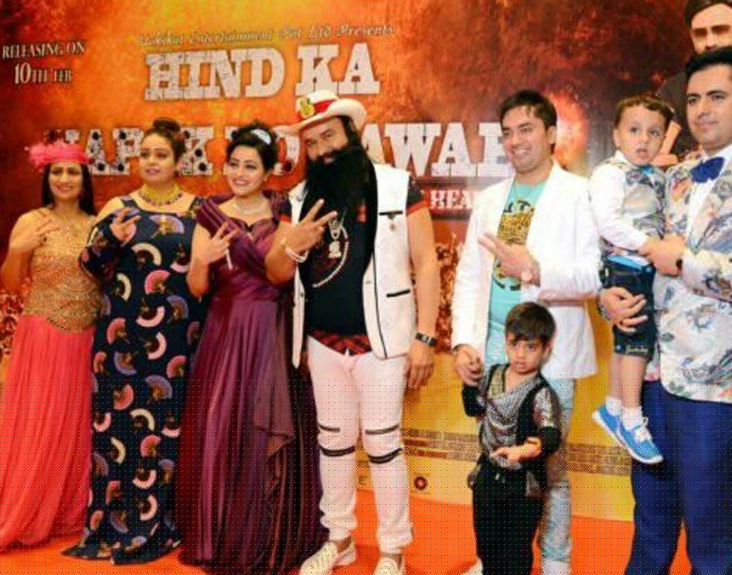 বাবা শুধু গানেই ‘তুখোর’ নন, গানের সঙ্গে বিভিন্ন ভঙ্গিমায় কোমর দোলানোতেও সমান ‘পারদর্শী’। ‘এমএসজি-২: দ্য মেসেঞ্জার’ ছবির জনপ্রিয় গান ‘পার্টি ধুম ধাম সে’-তে বাবার সঙ্গে তালে তালে পা মিলিয়েছিলেন প্রায় ৩ লক্ষ ডান্সার।