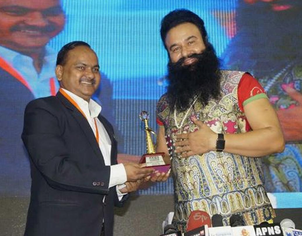 এমএসজি-২ ছবির প্রচারে প্রায় ৩ লক্ষ ভক্তদের মধ্যে রিস্ট ব্যান্ড বিলি করা হয়েছিল। সেই ব্যান্ড পড়ে ছবির প্রমোশনে বাবাকে এক সঙ্গে স্যালুট জানিয়েছিলেন তাঁরা।