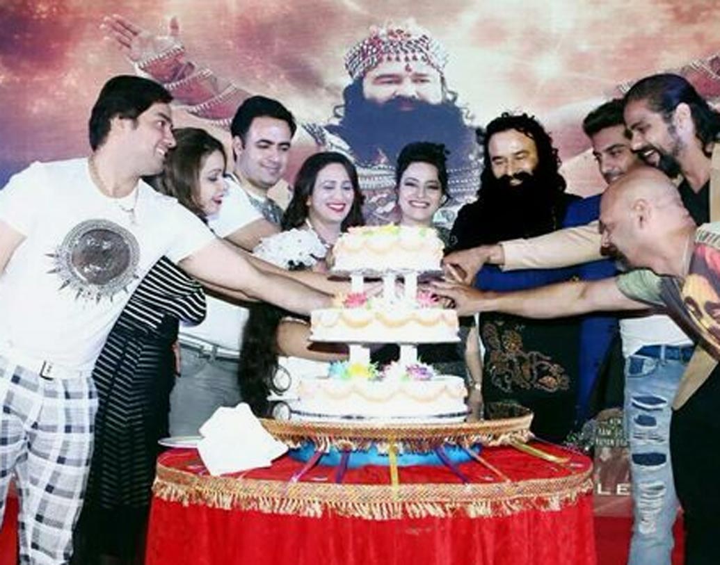 ছবির প্রচারে পিছিয়ে ছিল না বাবার প্রথম ছবি ‘এমএসজি: দ্য মেসেঞ্জার’। ছবির একটি নির্দিষ্ট সিনের জন্য প্রায় ৭৫ ভক্তকে এক সঙ্গে দ্বীপ জ্বালতে দেখা গিয়েছিল। এক লক্ষেরও বেশি ডান্সার একটি নির্দিষ্ট গানের সঙ্গে নেচেছিলেন। তাতে সঙ্গত দিয়েছিলেন বাবা স্বয়ং।