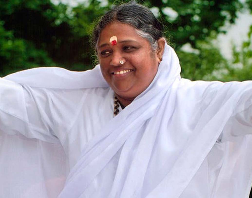 মা অমৃতানন্দময়ী:
দেশ-বিদেশে প্রায় তিন কোটি ভক্ত রয়েছে মাতা অমৃতানন্দময়ীর। তাঁর সম্পত্তির পরিমাণ প্রায় দেড় হাজার কোটি টাকা। নিজের নামে স্কুল, কলেজ, টিভি চ্যানেলও রয়েছে তাঁর।