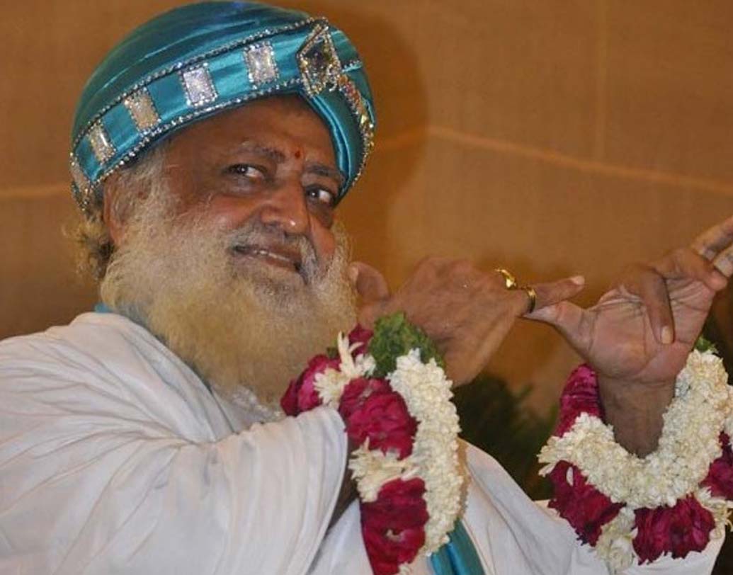 শ্রী আসারাম বাপু:
আলোচিত এবং বিতর্কিত ধর্মগুরুদের মধ্যে অন্যতম আসারাম বাপু। এই মুহূর্তে ধর্ষণ মামলায় অভিযুক্ত হয়ে জেলে রয়েছেন তিনি। সারা দেশে বাপুর ৩৫০টি আশ্রম রয়েছে। রয়েছে ১৭ হাজার বাল শঙ্কর কেন্দ্রও। এই মুহূর্তে তাঁর বাৎসরিক আয় প্রায় ৩৫০ কোটি টাকা।