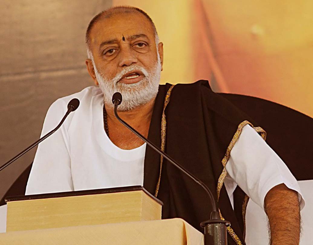 শ্রী মোরাই বাপু:
দেশ-বিদেশে রাম-কথা শোনান তিনি। এই সংক্রান্ত কোর্সও করান তিনি। বিভিন্ন সংবাদ মাধ্যমের দেওয়া তথ্য অনুযায়ী, তাঁর বাৎসরিক আয় ১৫০ কোটি টাকা।