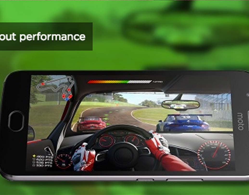 মোটো জি৫এস-র তুলনায় প্লাসের ডিসপ্লে সামান্য বড়। জি৫এস-র ডিসপ্লে ৫.২ ইঞ্চি এবং প্লাসের ৫.৫ ইঞ্চি।