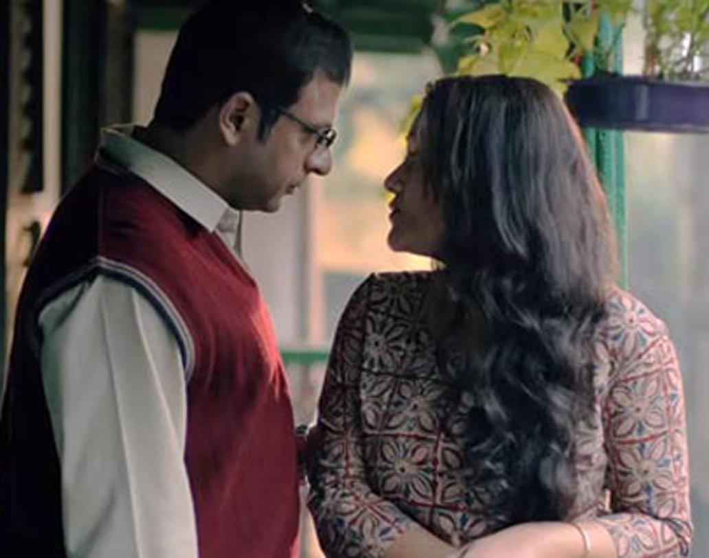 ইন্দ্রাশিস আচার্য তৈরি করে ফেলেছেন প্রথম পূর্ণ দৈর্ঘ্যের ছবি ‘বিলু রাক্ষস’। ১ সেপ্টেম্বর ছবি মুক্তি। বিলু এখানে সাধারণ মানুষের প্রতিনিধি। দৌড়চ্ছে নিয়মিত। একটা সময় এসে তাঁর মনে হয় কিছুই করা হল না। ক্লান্তি আসে। ফিরে যেতে ইচ্ছে করে শিকড়ে। ছোটবেলার চেনা জায়গায়, যেখানে শৈশবটা আজও বেঁচে আছে। কিন্তু সেটা আবিষ্কার করতে গিয়ে দেখে, সেখানে ফিরে পাওয়ার আর কিছু নেই।