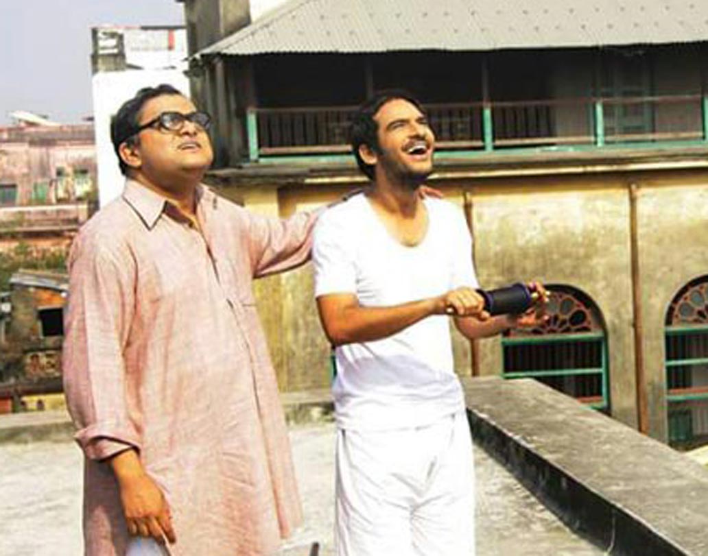 প্রেমাংশু রায়ের নতুন ছবি ‘চিলেকোঠা’। ধৃতিমান চট্টোপাধ্যায়, ব্রাত্য বসু, ঋত্বিক চট্টোপাধ্যায় অভিনীত এই ছবির নামের মধ্যেই যেন লুকিয়ে এক মন কেমন ভাব! পরিচালক জানিয়েছেন চিলেকোঠা এখন জীবন থেকে হারিয়ে গিয়েছে। হারিয়েছে পাড়ার আড্ডা, পাশের ছাদের প্রেম, ইলিশ-চিংড়ির লড়াই। বাংলা ছবি থেকেও যেন বাঙালিয়ানা হারিয়ে গিয়েছে। সেই নস্ট্যালজিয়া থেকেই এই ছবি। ১ সেপ্টেম্বর ছবি মুক্তি।