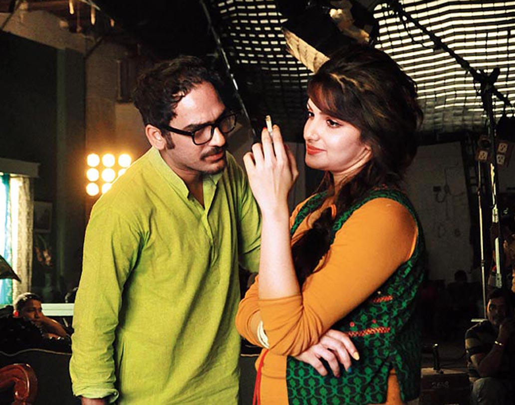 চুপ করে বসে নেই রানা সরকারও। তিনিও ‘চলচ্চিত্র সাকার্স’ নিয়ে পুজোয় আসছেন। মৈনাক ভৌমিকের ছবিতে সব সময়েই একটা সেন্স অব হিউমারের ছোঁয়া থাকে। এ ছবিতে তার বাড়বাড়ন্ত। ইন্ডাস্ট্রিকেই খানিকটা মক করা হয়েছে ছবিতে। একেবারে শেষ মুহূর্তে ছবির রিলিজ ঘোষণা করা হয়েছে।