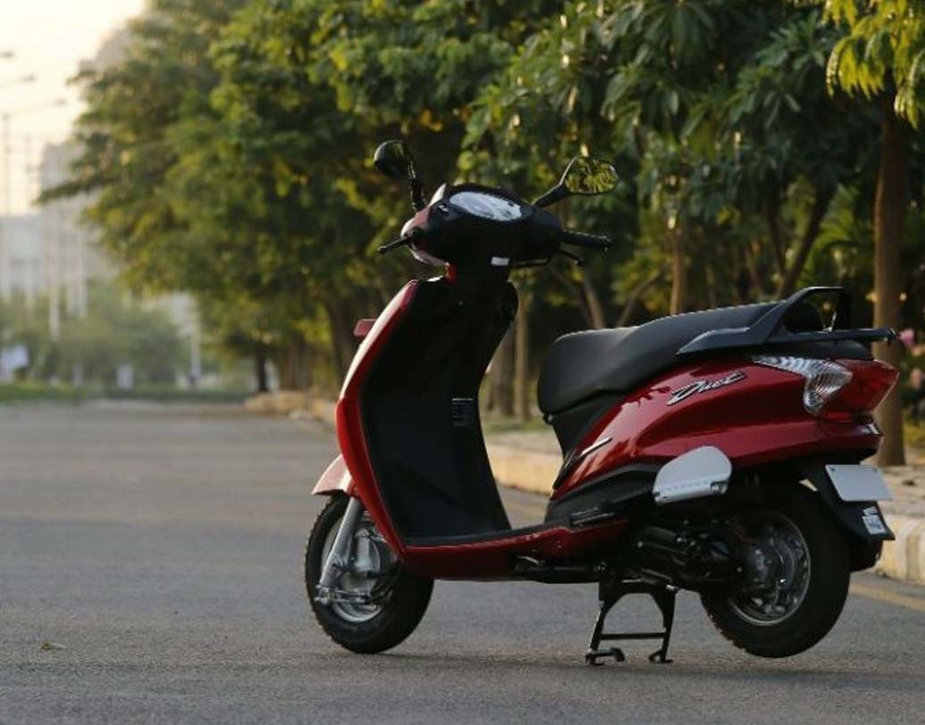 হিরো ডুয়েট- (৫৫,০০০):
এলএক্স এবং ভিএক্স দু’টি মডেলে পাওয়া যায় ডুয়েট। ৬৩.৮০ কিমি মাইলেজ পাওয়া যাবে এই গাড়িতে। ১১০.৯ সিসি-র ইঞ্জিন রয়েছে এই মডেলে। টপ স্পিড ৮৫ কিমি। এই মডেলে রয়েছে হাইড্রলিক শক অ্যাবসর্ভার সাসপেনশন।