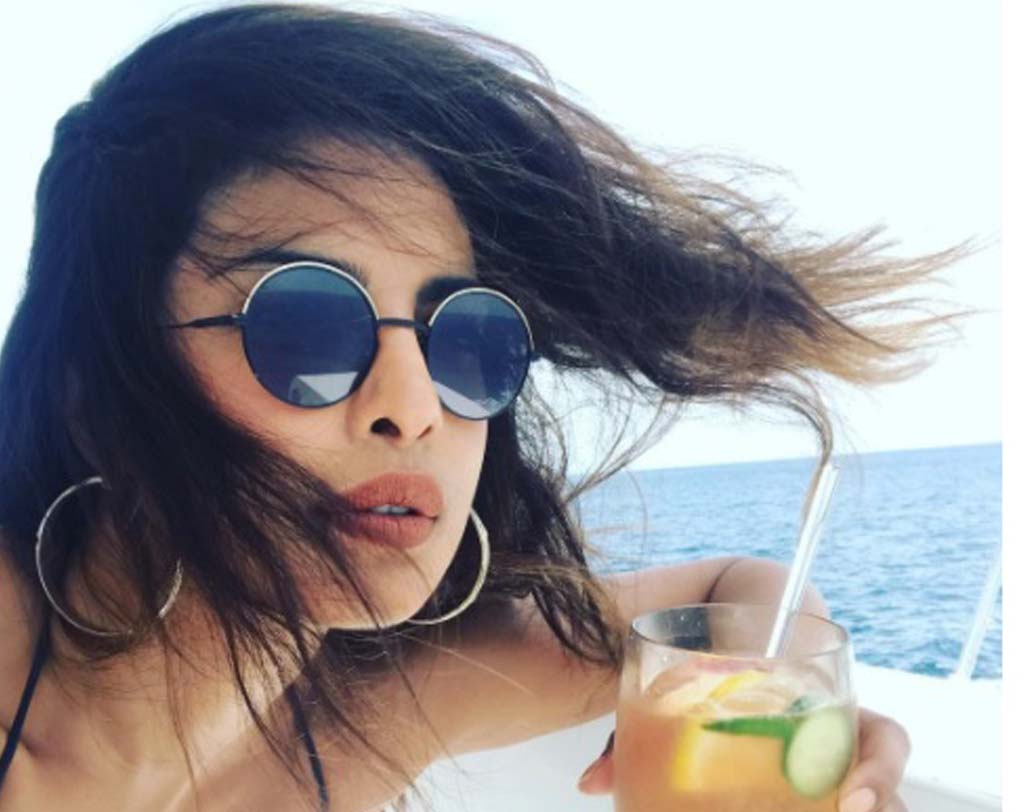 দেশি গার্ল। বিদেশেও জনপ্রিয়। প্রিয়ঙ্কা চোপড়ার গত বছরের রোজগার রণবীর সিংহের সঙ্গে মিলে গিয়েছে। অন্তত ৬৪ কোটির মালকিন বলিউডের ‘জঙ্গলি বিল্লি’। তালিকায় অষ্টম প্রিয়ঙ্কা।