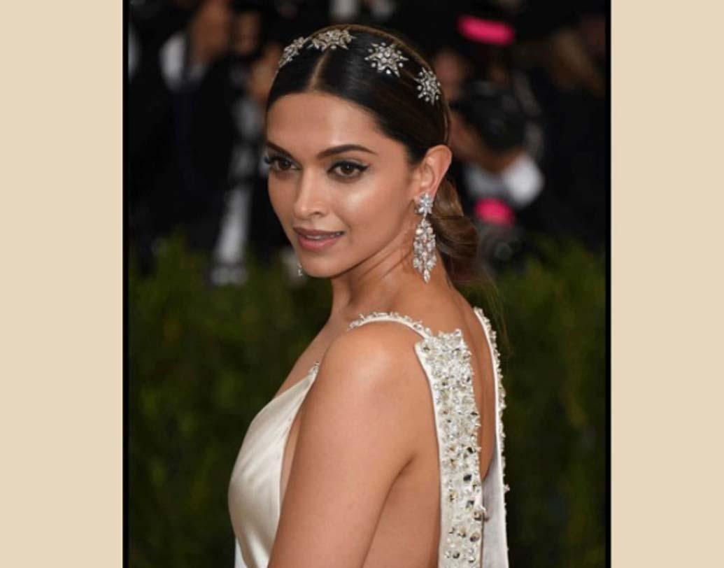 এখন তো আর শুধু বলিউড ডিভা নন। হলিউডেও দাপিয়ে বেড়াচ্ছেন দীপিকা পাড়ুকোন। অভিনেত্রীদের মধ্যে সবচেয়ে ধনী। ফোর্বসের তালিকায় বলিউডের ষষ্ঠ ধনী তারকা। রোজগার হয়েছে ৭০ কোটি টাকা।