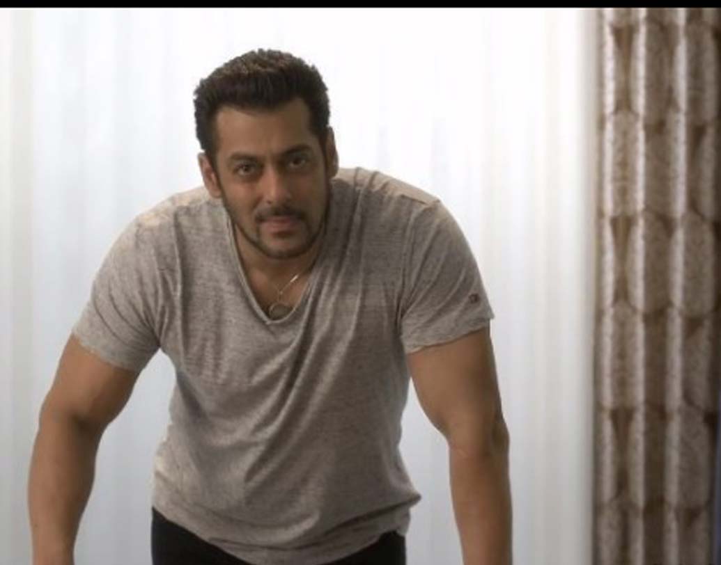 ‘টিউবলাইট’ তেমন ভাবে চলেনি। তবে আয় হয়েছে ২৩৬ কোটি। শুধু ছবি নয়, টিভিতে রিয়েলিটি শো-এর সঞ্চালনা করেও অনেক টাকা পেয়েছেন সলমন খান। তালিকায় দ্বিতীয় স্থানে।