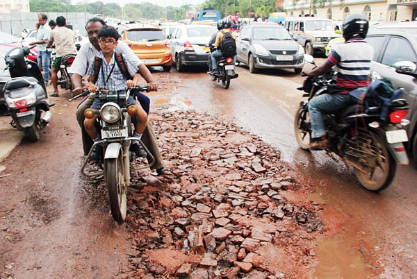 Roads are damaged near Taratala Nature park, No municipal help