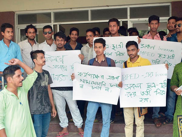 বিক্ষোভ: বিশ্বভারতীতে প্রতিবাদ। নিজস্ব চিত্র