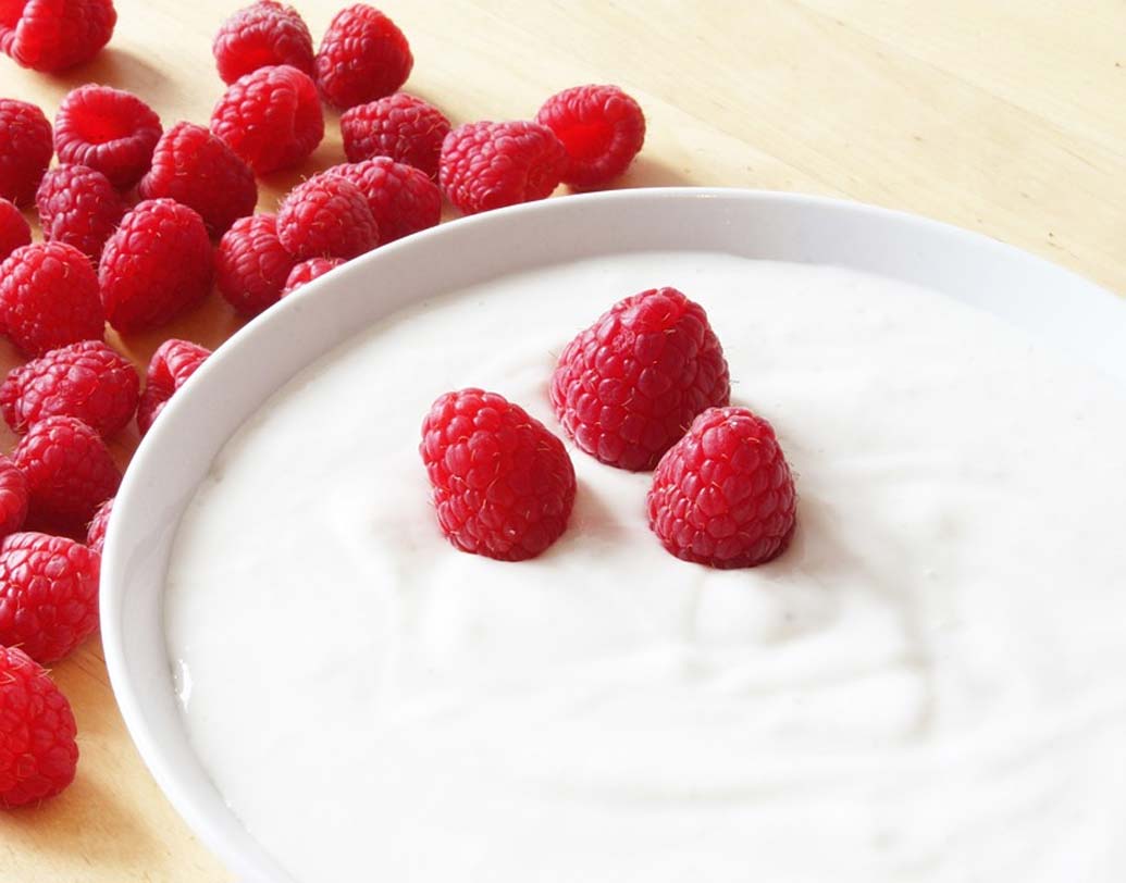 ইয়োগার্ট: বাড়িতে তৈরি ইয়োগার্টের থেকে প্যাকেজড ইয়োগার্ট বেশি স্বাস্থ্যকর। কারণ এতে মিনারেল ও প্রোবায়োটিক বেশি থাকে। ফ্লেভারড না কিনে প্লেন ইয়োগার্ট কিনুন।