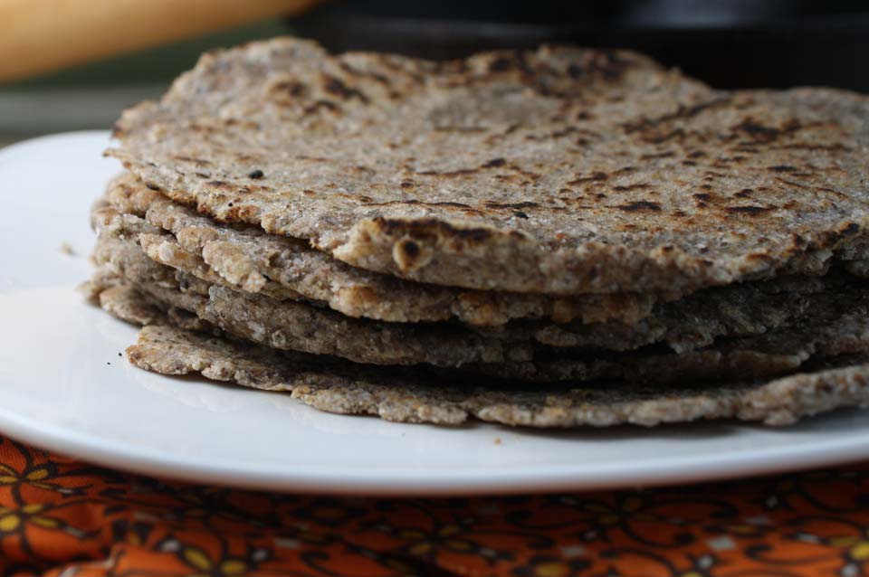 হোলগ্রেন আটা: বাড়িতে গম ভাঙানো সম্ভব নয়। তাই বাজার থেকে আটা-ময়দা কিনতেই হয়। বাজার থেকে কেনা প্রসেসড ময়দা বা সাদা আটার তুলনায় লাল আটা অনেক বেশি পুষ্টিকর। এতে ফাইবার থাকে বেশি।