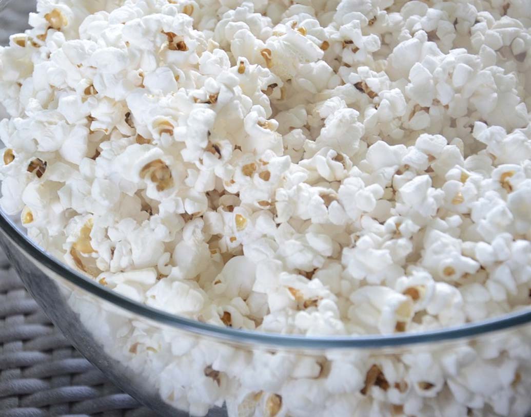 পপকর্ন: কেনা প্যাকেটের মধ্যে নুন, সামান্য তেল ও পপকর্ন থাকে। যা চিপস বা কুকিজের থেকে অনেক বেশি স্বাস্থ্যকর। হঠাত্ খিদে মেটাতে পপকর্ন খেলে পেট ভরা থাকে বেশ কিছু ক্ষণ।