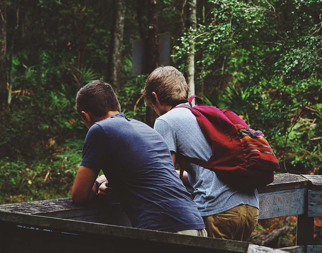 আমরা তো প্রিয় বন্ধু। যদি তুমি পড়ে যাও, আমি তোমাকে টেনে তুলবোই…তবে আমার হাসি থামার পর!