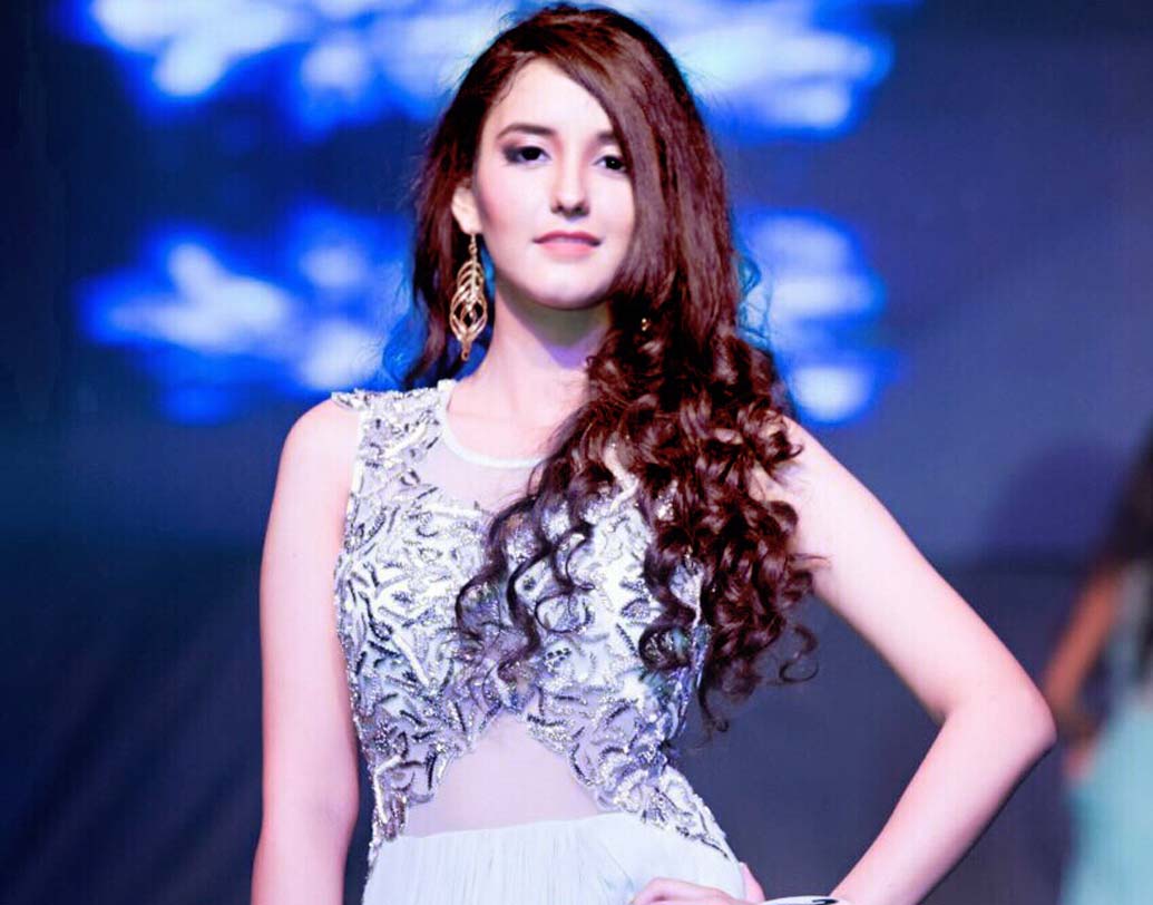 আকাঙ্ক্ষা চৌধুরি: আইআইএম আমদাবাদের ছাত্রী ২২ বছরের আকাঙ্ক্ষা ২০১৬ সালে মিস ইন্ডিয়া এলিট প্রতিযোগিতা জেতেন। মিস ফেস অব বিউটি ইন্টারন্যাশনাল প্রতিযোগিতায় ভারতের প্রতিনিধিত্ব করেন তিনি।