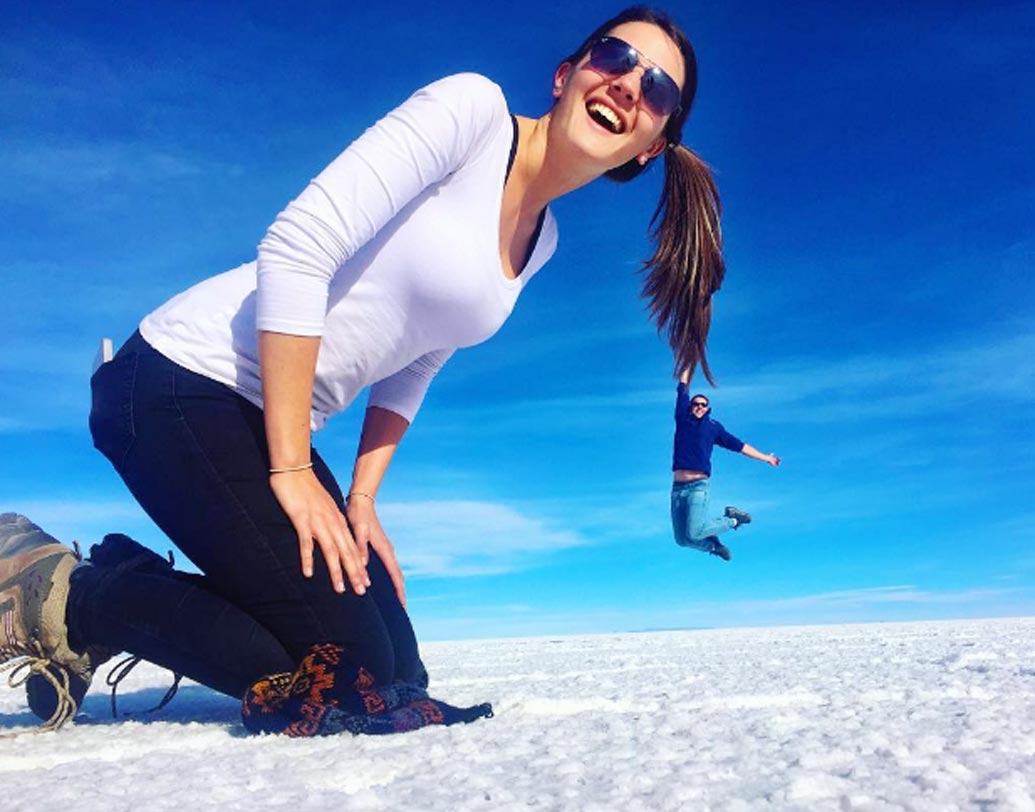 গ্যালিভার-এর কথা মনে পড়ে যাচ্ছে কি ছবিটা দেখে? এটাও অসাধারণ টাইমিংয়ে ছবি তোলার ফলে তৈরি।