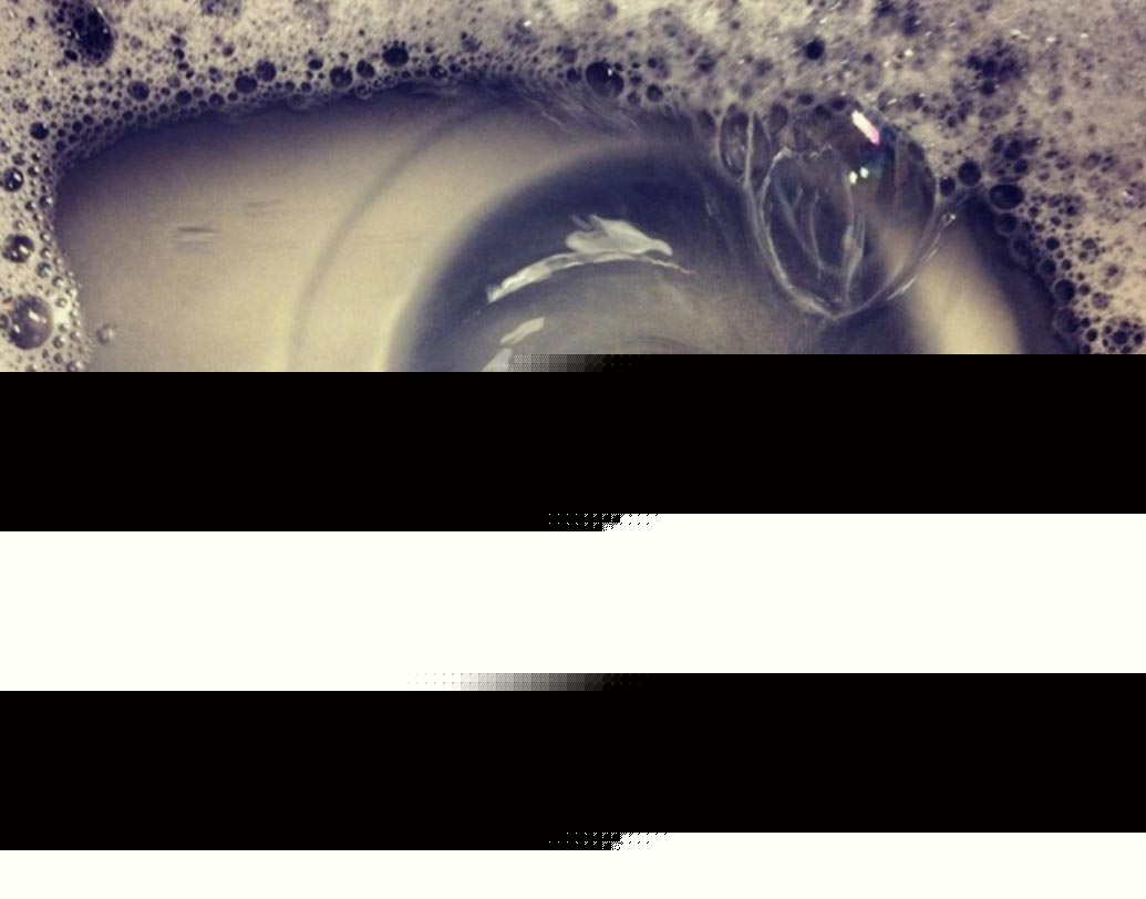 কী মনে হচ্ছে! চোখ ডুবে রয়েছে সাবান জলের মধ্যে? ভাল করে দেখলেই বুঝবেন এ ছবিতে কোনও চোখ আদপে নেই।