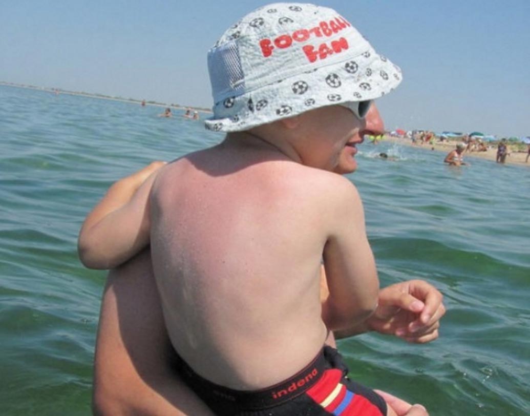 শরীরটা শিশুর অথচ মুখটা...একটু ভাল করে লক্ষ্য করলেই গোটা ব্যাপারটা পরিষ্কার হয়ে যাবে।