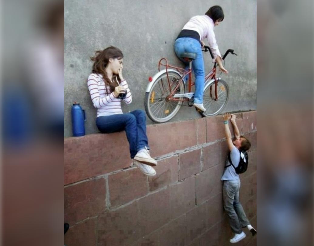 কী সাংঘাতিক স্টান্ট তাই না! দেওয়ালের উপর এ ভাবে সাইকেল চালানো সম্ভব! আসলে এঁরা তিন জনেই রাস্তায় শুয়ে অদ্ভুত কায়দায় ছবিটি তুলেছেন।