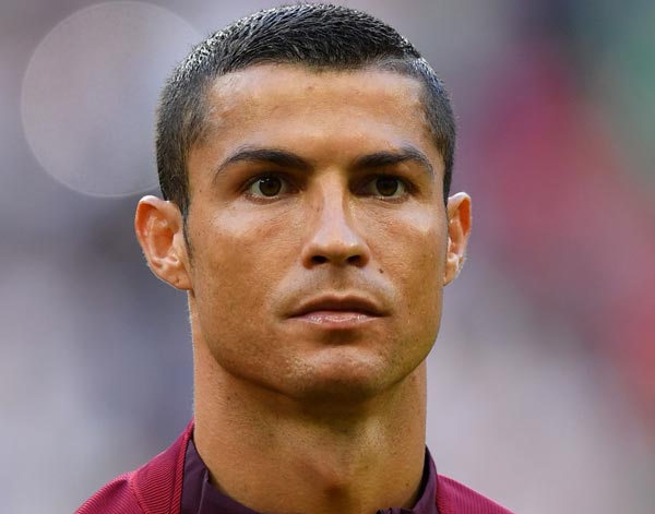 ক্রিস্টিয়ানো রোনাল্ডো: ২০০৯ সালে তৎকালীন রেকর্ড ৯ কোটি ৪০ লক্ষ টাকায় ওল্ড ট্র্যাফোর্ড ছেড়ে সান্তিয়াগো বার্নাবৌতে পাকাপাকি ভাবে পা রেখেছিলেন রোনাল্ডো। ছবি: এএফপি।