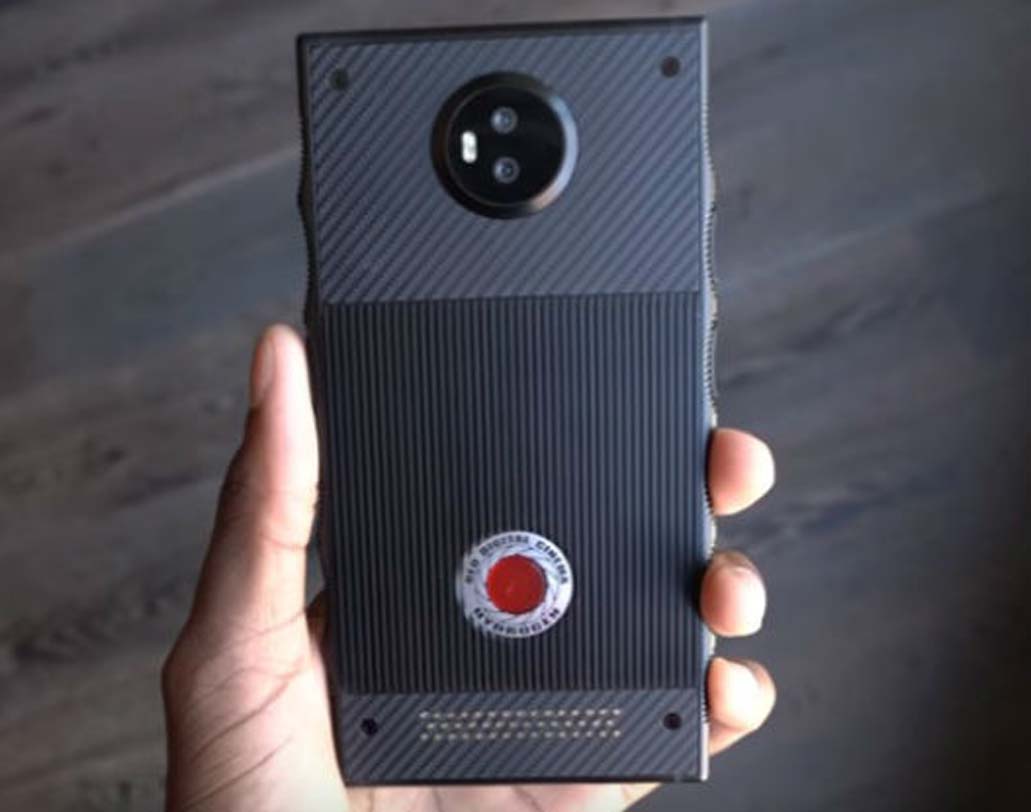 ডিসপ্লেতে ব্যবহৃত হবে ন্যানো প্রযুক্তি। ফলে প্রচলিত টুডি মানের কনটেন্টগুলো খুব সহজেই  হলোগ্রাফিক মাল্টিভিউ কনটেন্ট,  থ্রিডি কনটেন্টে রূপান্তর করা যাবে।