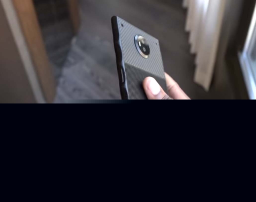 রেড হাইড্রোজেন ফোনটিতে ইউএসবি টাইপ সি চার্জিং পোর্ট, এবং এক্সপ্যান্ডেবল মেমরি কার্ড স্লট রয়েছে।