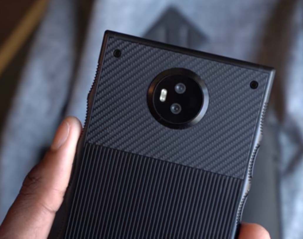 দুটি ভার্সনে পাওয়া যাবে ফোনটি। একটি টাইটেনিয়াম এবং অন্যটি অ্যালুমিনিয়াম।