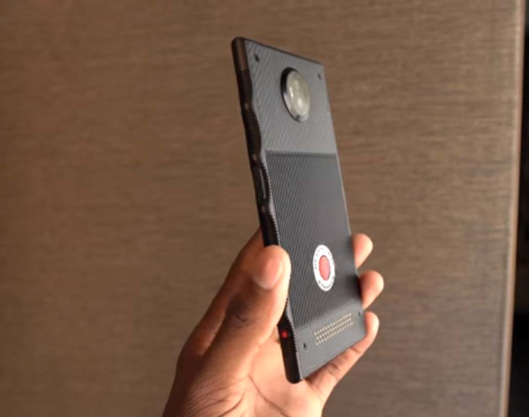 টাইটেনিয়াম ভার্সনের দাম ১ হাজার ৫৯৫ ডলার। এবং অন্যটির দাম ১ হাজার ১৯৫ ডলার।