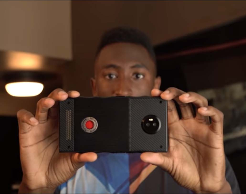 মার্কিন মুলুকে ফোনটি বিক্রির জন্য প্রি-অর্ডার নেওয়া শুরু হয়ে গিয়েছে। অগ্রিম বুকিং করতে গুনতে হবে হাজার ডলার। ২০১৮ সালের প্রথম দিকে বাজারে আসবে এই বিশেষ ফোন।