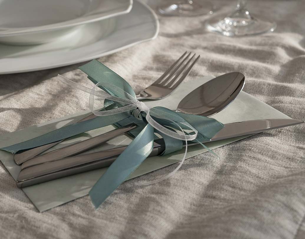 মিল ভাউচার: ভাই বা বোন যদি খেতে ভালবাসে তা হলে তো কথাই নেই। ফুডি ভাই-বোনকে খুশি করতে পেটপুজোর থেকে ভাল আর কী হতে পারে! ওর হাতে তুলে দিন পছন্দের রেস্তোরাঁর মিল ভাউচার।