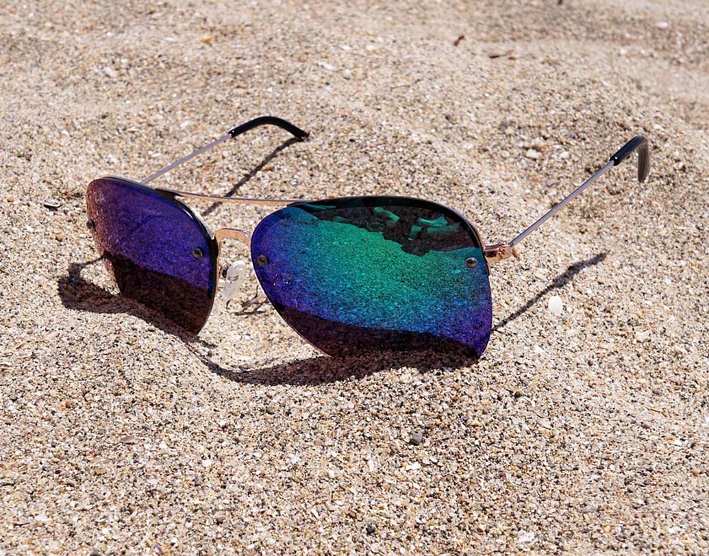 অ্যাক্সেসরিজ: স্টাইলিশ ভাই-বোনকে দিতে পারেন লেটেস্ট ফ্যাশনের সানগ্লাস, পার্স, ঘড়ি, ব্রেসলেট বা বেল্ট।