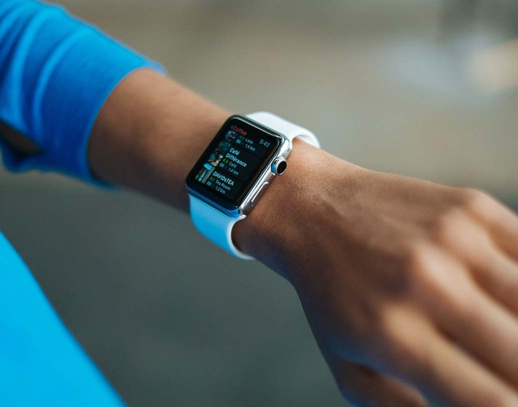 ইলেকট্রনিক গ্যাজেট: যদি আপনার ভাই গ্যাজেটপ্রেমী হয় তা হলে ভাল কোনও ইয়ারফোন, গুগল ওয়াচ দিতে পারেন। ফিটনেস ফ্রিক বোনের জন্য  ফিটনেস ট্র্যাকার হতে পারে সেরা গিফট।