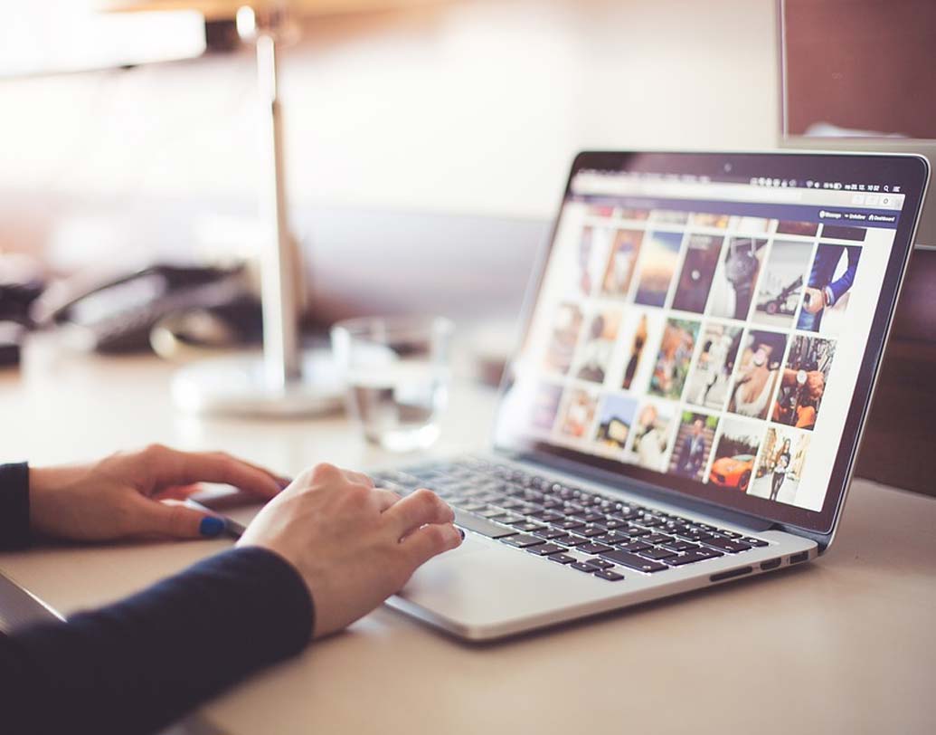 ফোটো কোলাজ: যদি আপনারা অনেক দিনের বন্ধু হন তা হলে নিশ্চয়ই দুজনের একসঙ্গে অনেক ছবি রয়েছে। স্মৃতি বিজড়িত সেই সব ছবি দিয়ে বানাতে পারেন দারুণ একটি কোলাজ।