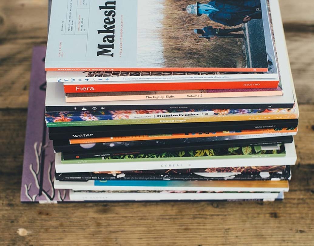 বই: বন্ধুকে উপহার দেওয়ার জন্য সেরা উপহার বোধহয় বই। বই দিয়ে মনের কথা বোঝানো যায় বন্ধুকে। আবার অনেক সময় অনেক বইয়ের সঙ্গে জড়িয়ে থাকে কিছু বিশেষ স্মৃতি।